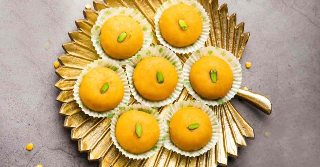 Besan ke ladoo