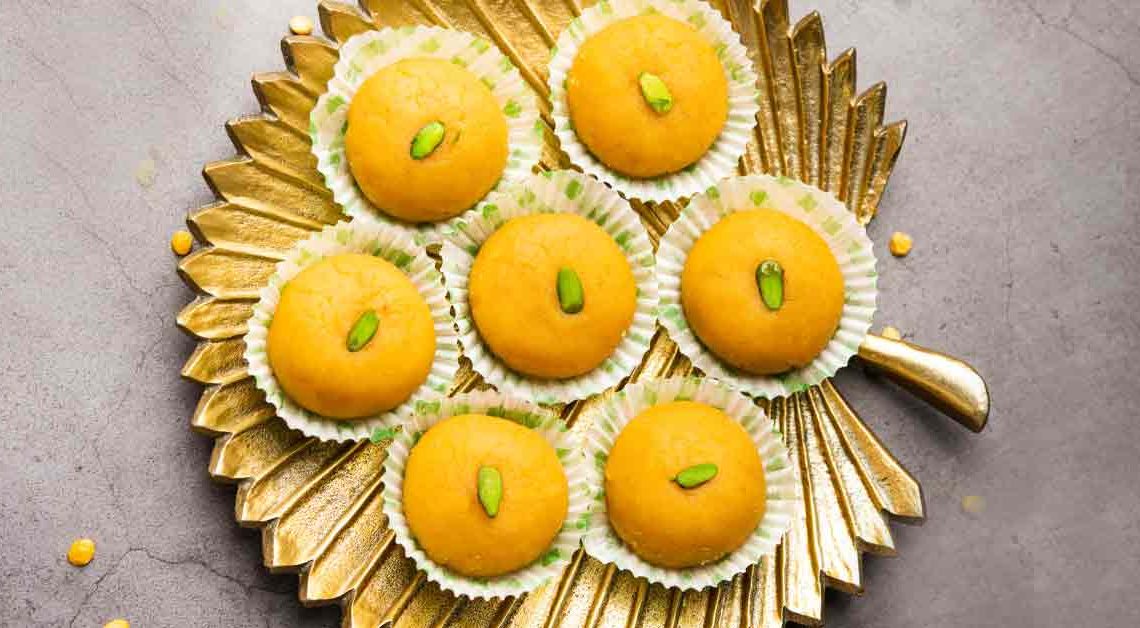 Besan ke ladoo